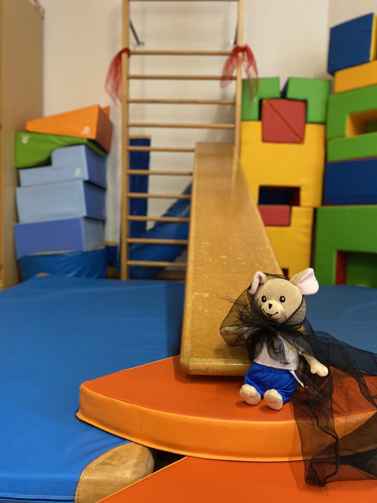 Tolly bei der Halloween-Turnstunde im Kindergarten Wagna